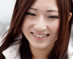 笑顔がひきつる女性