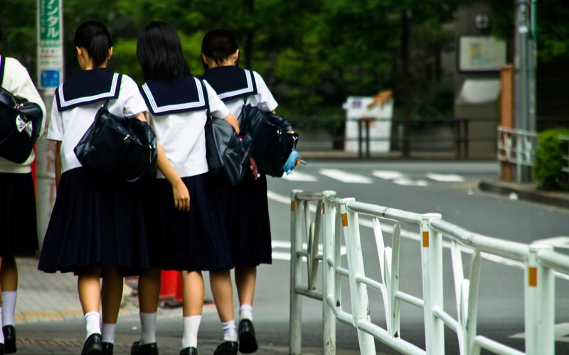 帰宅する女子中学生数人の後ろ姿