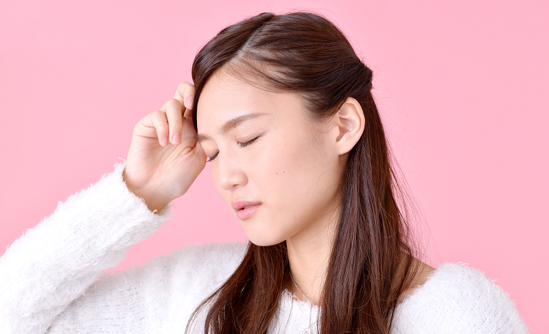 後悔して落ち込む女性