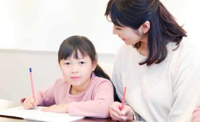 親の過干渉に苦しむ女の子