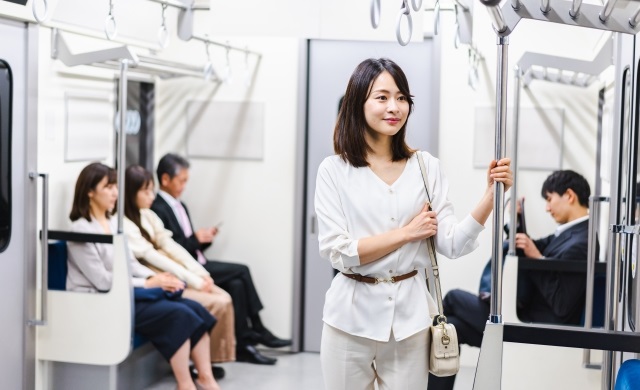 電車内で目線のやり場に困る女性