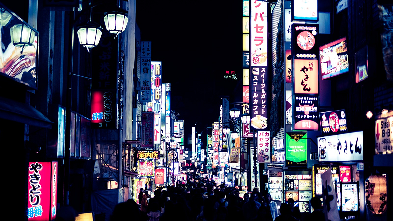 風俗店の案内所が見える歓楽街