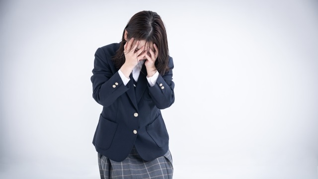 クラスメイトからキモいと言われて悩む女子