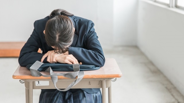 脇見恐怖症で黒板が見れない高校生