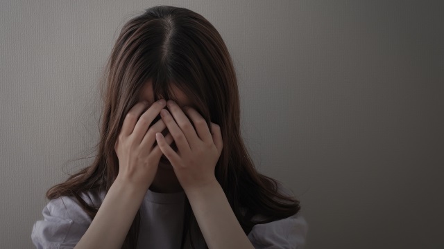 自分の体臭が気になりすぎて深刻に悩む女性