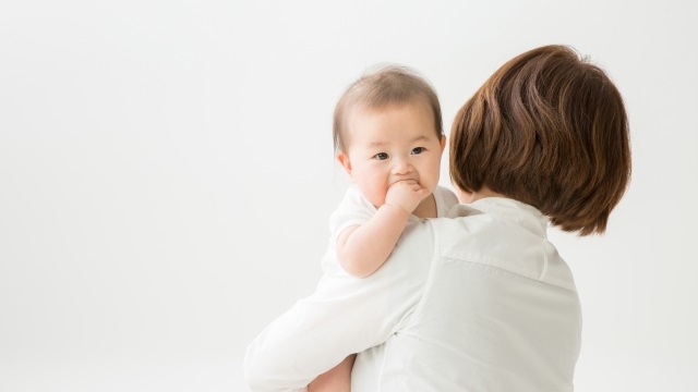 母親に抱っこされる赤ちゃん