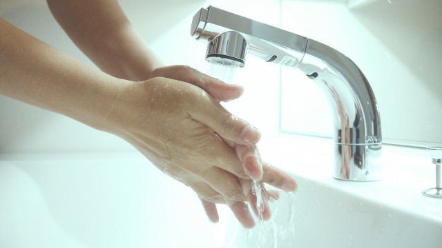 不潔恐怖で頻繁に手洗いをする人