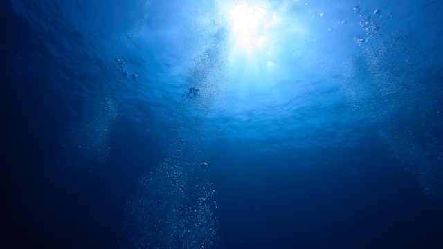 悩みの渦中にいるイメージ（深海）