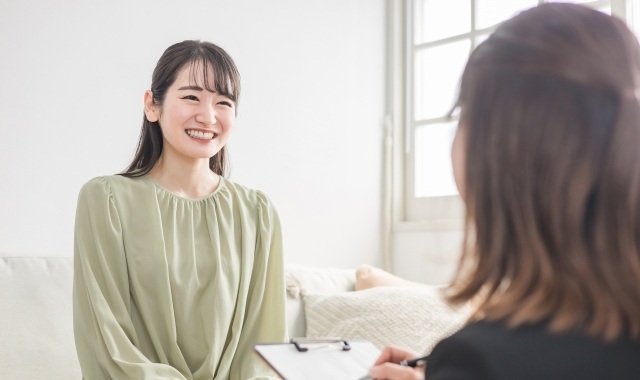 カウンセリングに依存している女性